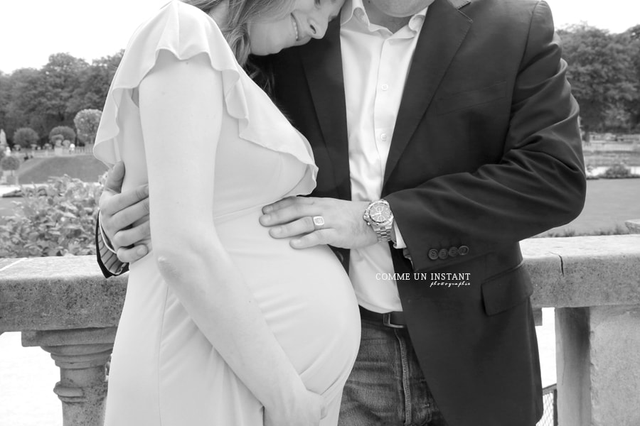 photographe à domicile grossesse en extérieur - noir et blanc - amour - shooting femme enceinte - photographie grossesse - famille en extérieur - shooting famille