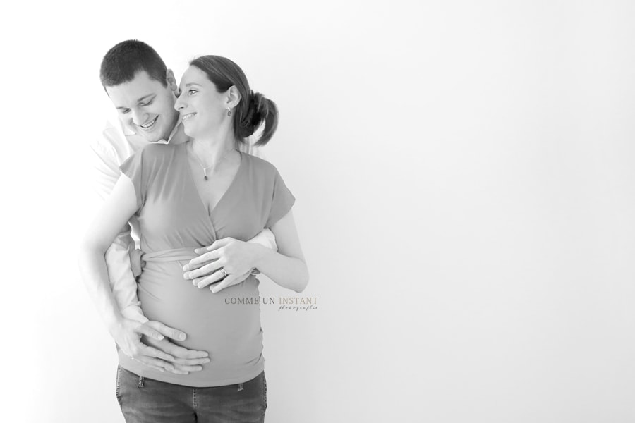 femme enceinte habillée, shooting grossesse, famille, amour, famille studio, photographe à domicile grossesses en centre ville de Châtillon (92320 Hauts de Seine 92) et sa région, grossesse studio