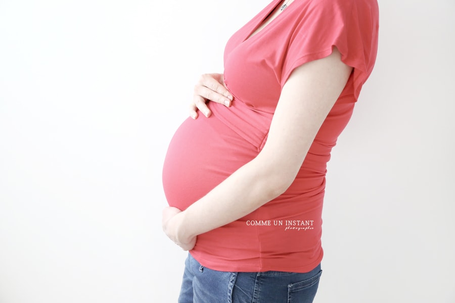 photographie de femme enceinte à Vincennes (94300 Val de Marne 94) et sa région - grossesse - femme enceinte habillée - reportage photographe grossesse studio