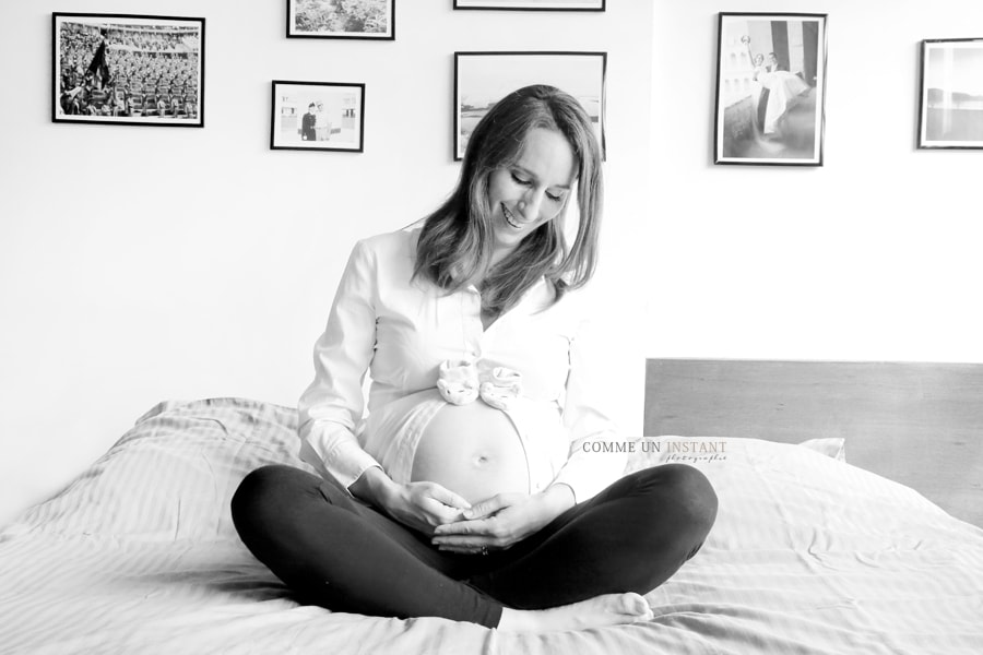 femme enceinte habillée - photographe grossesse - shooting à domicile grossesse studio - photographe pro noir et blanc - shooting de grossesses a Versailles (78000 Yvelines 78) et sa région
