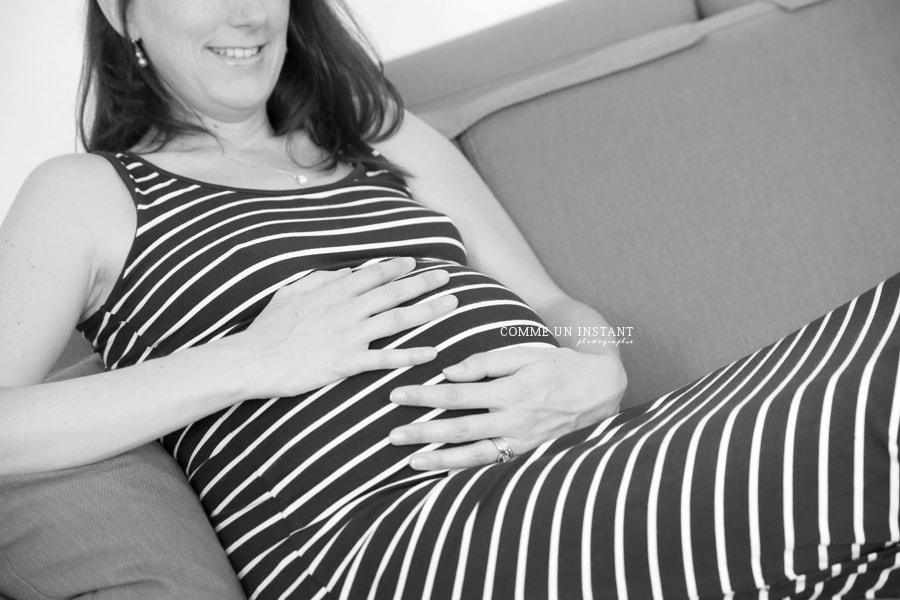 photographe à domicile femmes enceintes en centre ville de Versailles (78000 Yvelines 78) - photographie femme enceinte habillée - noir et blanc - grossesse - photographe grossesse studio