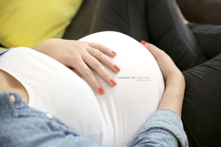 photographe professionnelle pour femmes enceintes en plein coeur de Paris 75 proche des Tuileries - photographe pro grossesse studio - photographe à domicile femme enceinte habillée - grossesse
