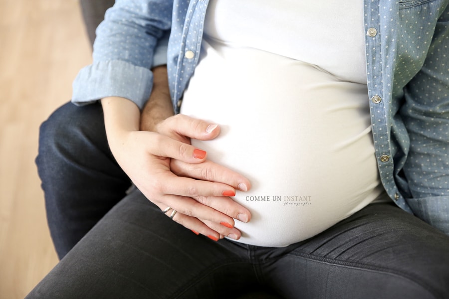 photographe a domicile grossesse - shooting à domicile pour femme enceinte en plein coeur de Paris 75 proche de la Concorde, de la cathédrale Notre Dame et du Panthéon - femme enceinte habillée - photographe a domicile grossesse studio