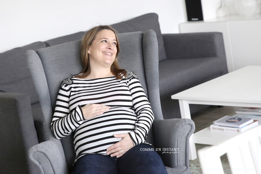 grossesse - grossesse studio - photographe à domicile grossesse - femme enceinte habillée
