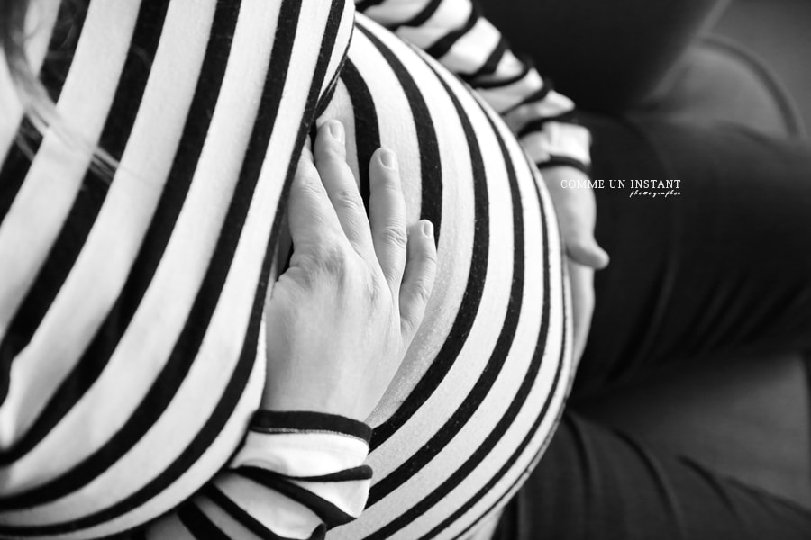 grossesse, photographe professionnelle noir et blanc, photographe pro pour grossesse a Versailles (78000 Yvelines 78), photographe a domicile femme enceinte habillée, grossesse studio