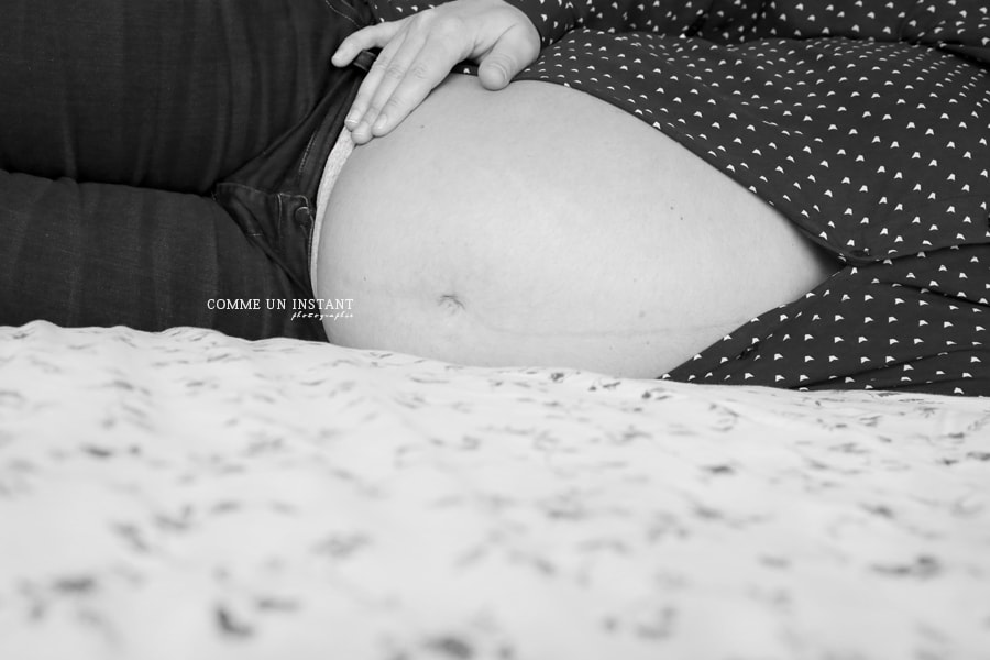photographie pour grossesses sur Saint Germain en Laye (78100 Yvelines 78) - photographie femme enceinte habillée - reportage photographe noir et blanc - grossesse studio - photographe grossesse