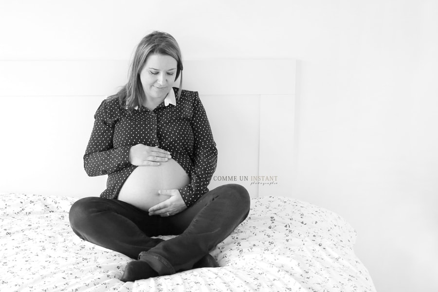 grossesse, shooting à domicile ventre nu, photographe à domicile de femme enceinte a Nanterre (92000 Hauts de Seine 92), shooting à domicile noir et blanc, shooting à domicile grossesse studio, reportage photographe femme enceinte habillée