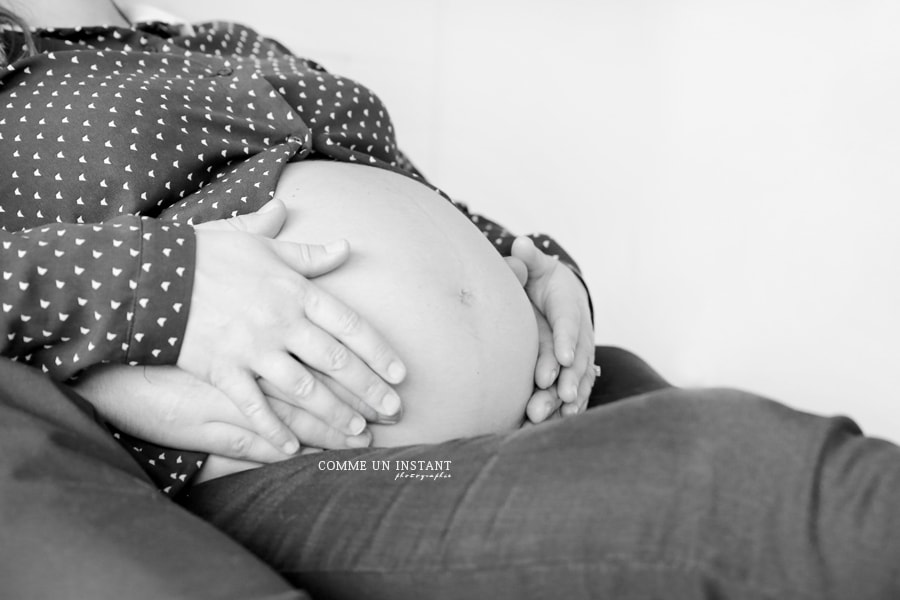 shooting à domicile ventre nu, photographe à domicile grossesse studio, photographe professionnelle femme enceinte habillée, couple, photographie grossesse, shooting pour grossesse, photographie famille, famille studio