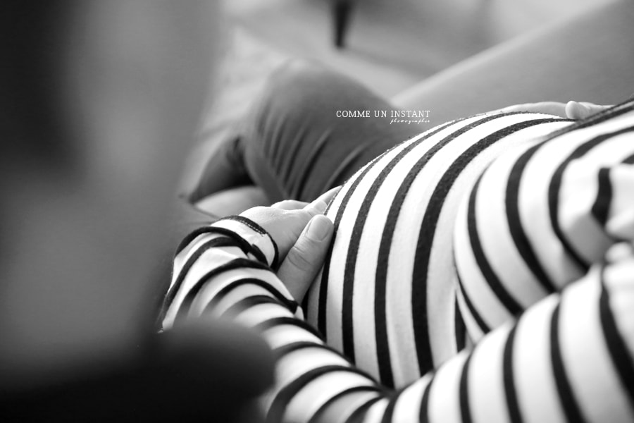 photographe a domicile grossesse, photographe grossesse studio, couple, shooting à domicile femme enceinte habillée, photographe famille studio, noir et blanc, photographie de femmes enceintes à Versailles (78000 Yvelines 78) et sa région, shooting famille