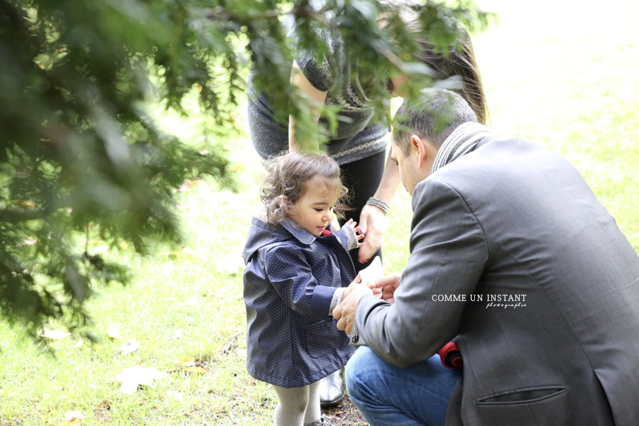 enfant - photographe a domicile de femmes enceintes - photographe à domicile femme enceinte habillée - famille - enfant en train de jouer - shooting à domicile famille en extérieur - couple - photographe a domicile bébé - photographe a domicile bébé en train de jouer