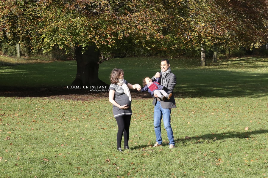 photographe pour femme enceinte, shooting à domicile couple, photographe grossesse, photographe a domicile famille, photographie femme enceinte habillée, shooting enfant, photographe a domicile grossesse en extérieur, bébé, shooting à domicile bébé en train de jouer, shooting enfant en train de jouer, famille en extérieur