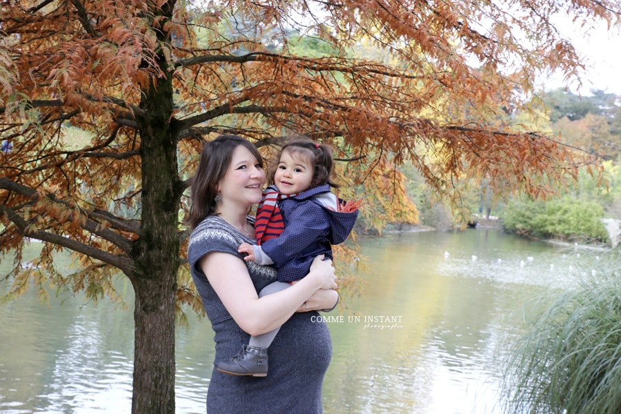 grossesse - enfant - photographie famille en extérieur - photographe de grossesse - photographe grossesse en extérieur - famille - photographe à domicile bébé - photographe à domicile enfant extérieur