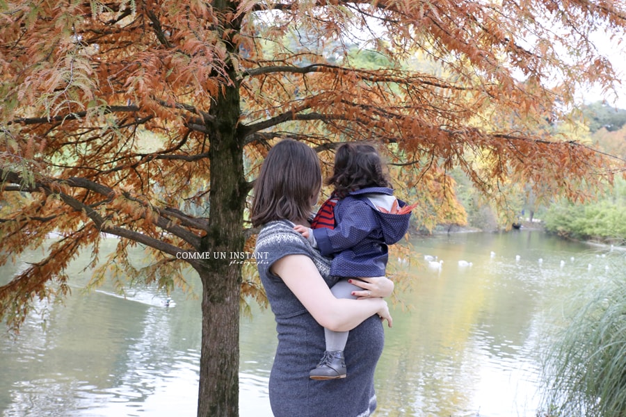 famille en extérieur - photographie femmes enceintes a Saint Germain en Laye (78100 Yvelines 78) - femme enceinte habillée - photographe famille - grossesse en extérieur - enfant - shooting bébé - grossesse - photographe professionnelle enfant extérieur