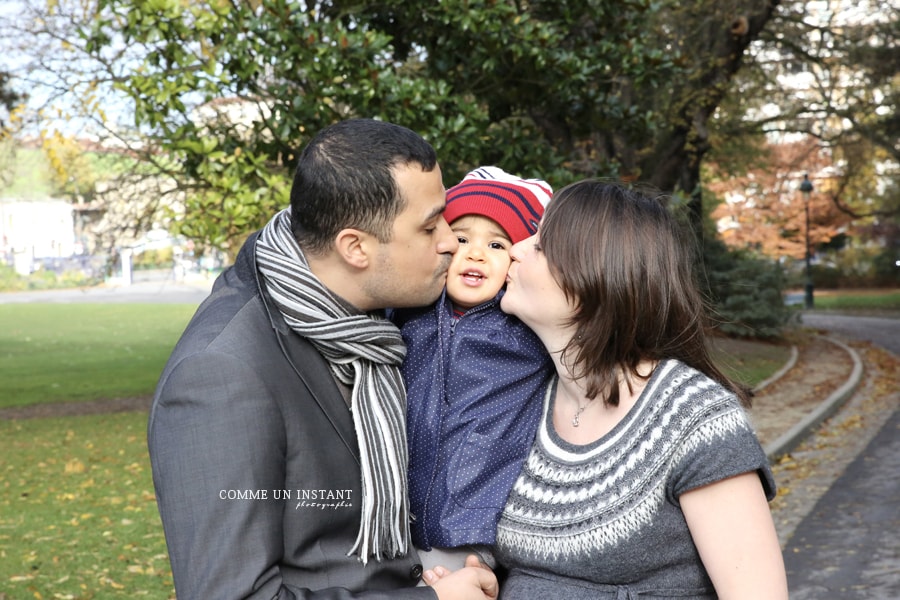 photographe à domicile grossesse en extérieur, reportage photographe couple, shooting famille en extérieur, photographe enfant, photographie enfant extérieur, photographe à domicile pour grossesses en plein coeur de Versailles (78000 Yvelines 78), photographe à domicile bébé, shooting famille, shooting femme enceinte habillée, photographe professionnelle grossesse