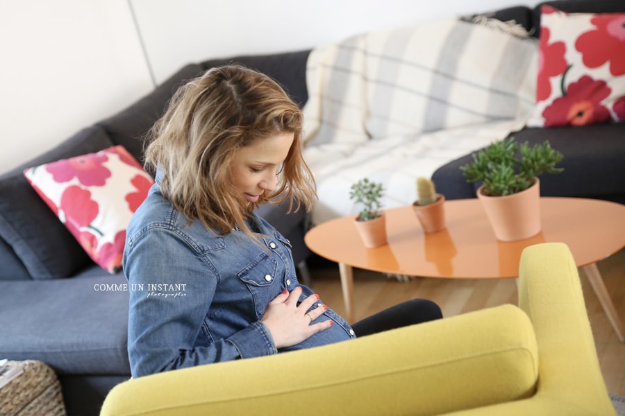 femme enceinte habillée - grossesse - reportage photographe grossesse studio - photographe à domicile pour grossesse
