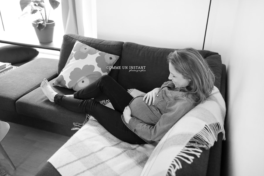 femme enceinte habillée, photographe à domicile grossesse, photographe à domicile grossesse à Franconville (95130 Val d'Oise 95), photographie grossesse studio, noir et blanc