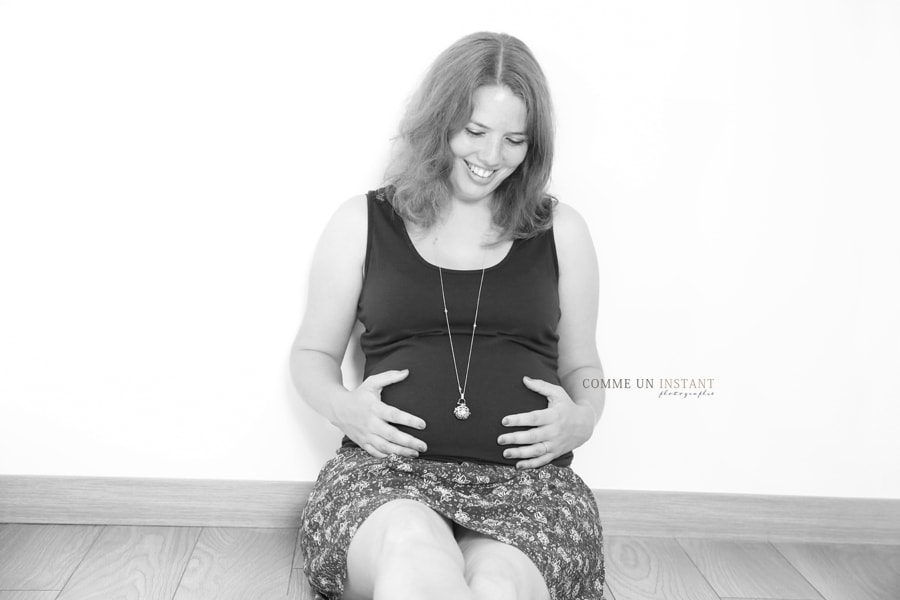 grossesse studio - shooting de grossesse - femme enceinte habillée - bébé - nouveau né - photographe à domicile noir et blanc - photographe à domicile grossesse