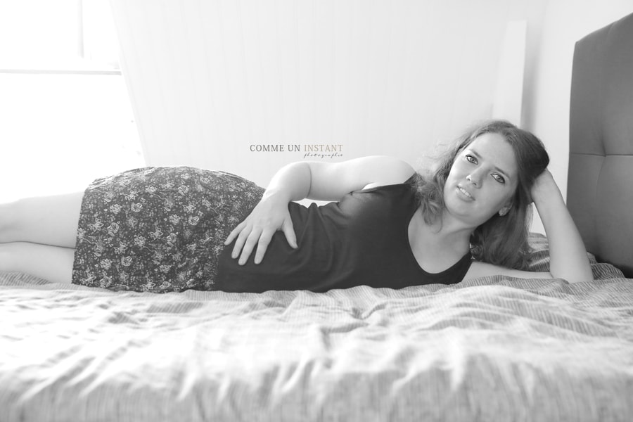 photographe pro grossesse, photographe noir et blanc, shooting à domicile grossesse studio, photographe pro pour femme enceinte, nouveau né, shooting bébé, photographie femme enceinte habillée