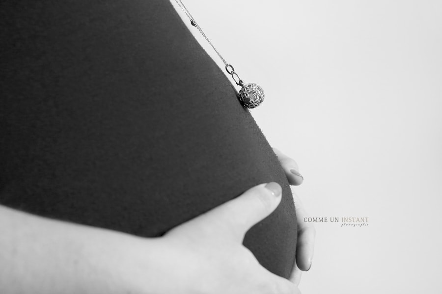 noir et blanc, photographe à domicile nouveau né, grossesse, shooting grossesse sur Neuilly sur Seine (92200 Hauts de Seine 92) et sa région, photographe professionnelle bébé, shooting grossesse studio, photographe professionnelle femme enceinte habillée