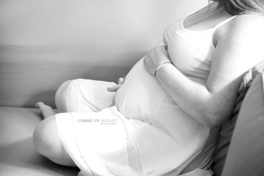 femme enceinte habillée - photographe à domicile de femme enceinte - photographie noir et blanc - grossesse