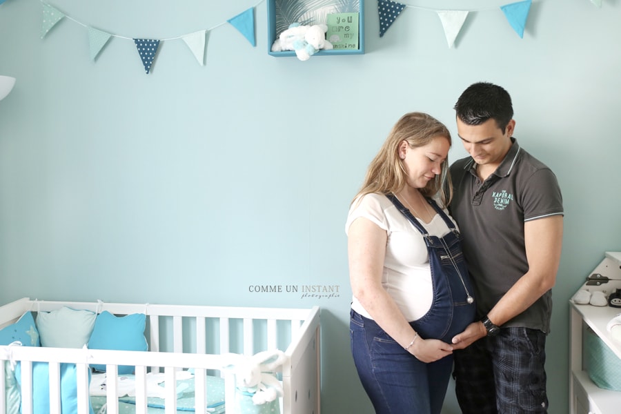 photographe pro femme enceinte sur Paris 75 et sa région du côté de la Tour Montparnasse, femme enceinte habillée, photographe professionnelle grossesse, chambre de bébé