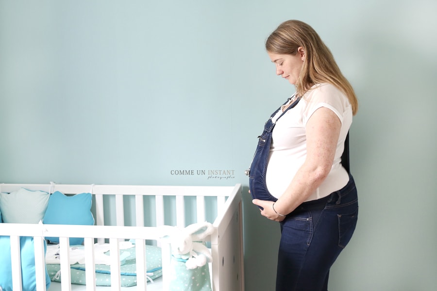 shooting à domicile femme enceinte habillée - photographie grossesse studio - grossesse - shooting de femme enceinte à Franconville (95130 Val d'Oise 95) - chambre de bébé
