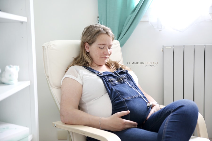 photographie grossesse, grossesse studio, photographe pro grossesse sur Versailles (78000 Yvelines 78), shooting à domicile femme enceinte habillée