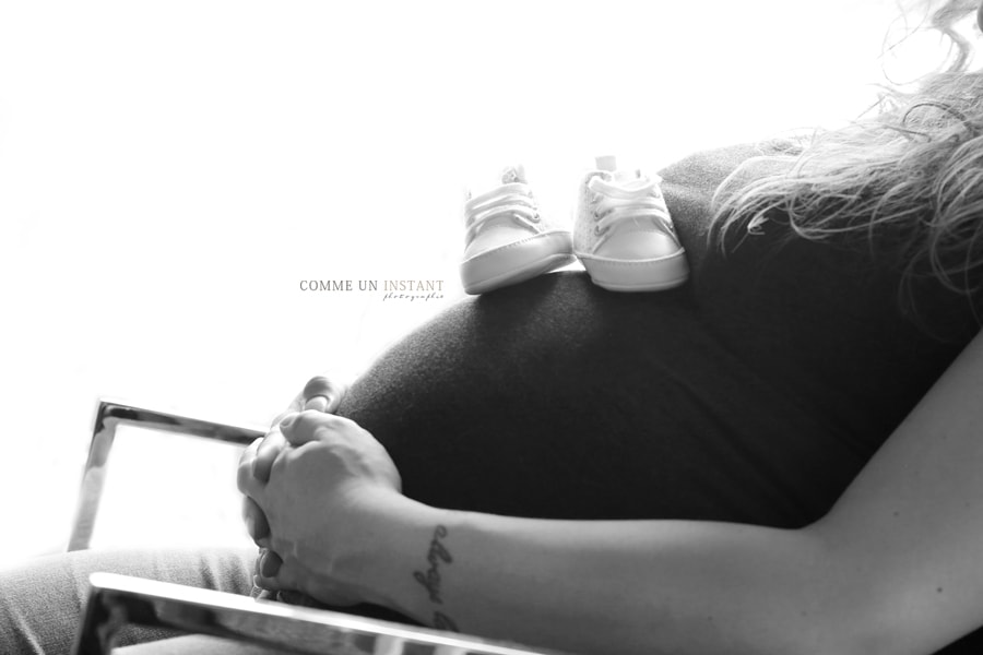 grossesse - shooting à domicile grossesse studio - photographe à domicile pour grossesses en plein coeur de Boulogne Billancourt (92100 Hauts de Seine 92) et sa région - photographe à domicile femme enceinte habillée