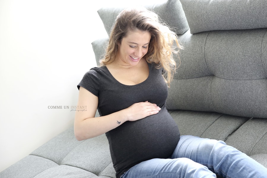 shooting grossesse studio, photographie grossesse, photographe à domicile femme enceinte habillée, photographie pour femmes enceintes en plein coeur de Paris (75000 Paris 75)