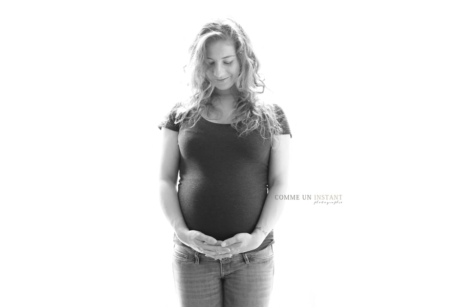 noir et blanc - photographe professionnelle grossesse studio - photographe à domicile grossesse - photographe a domicile femme enceinte en plein coeur de Versailles (78000 Yvelines 78) et sa région - femme enceinte habillée