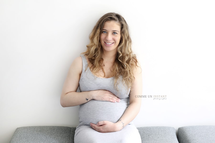 photographe a domicile pour femmes enceintes à Cergy Pontoise (95100 Val d'Oise 95) et sa région, femme enceinte habillée, photographie grossesse studio, grossesse