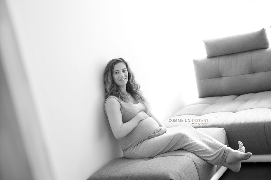 photographe grossesse, femme enceinte habillée, noir et blanc, photographie de grossesses, shooting grossesse studio