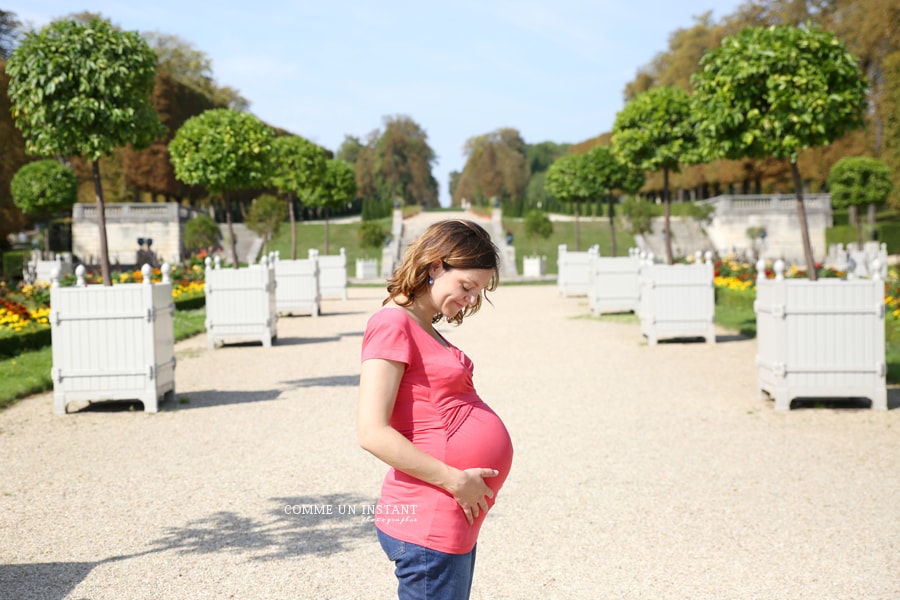 photographe pro femme enceinte à Paris 75 du côté du Pont Alexandre III et du Trocadero - shooting à domicile grossesse en extérieur - photographe a domicile grossesse
