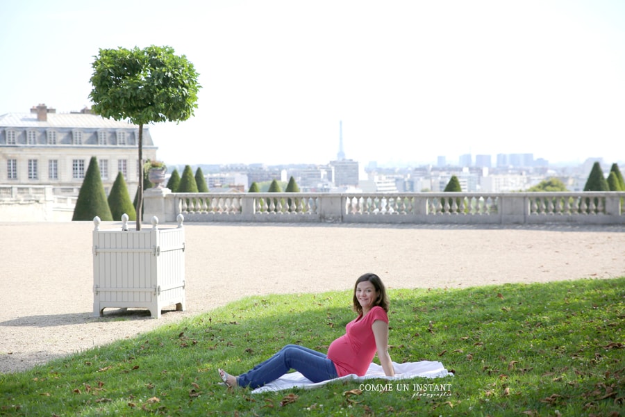 femme enceinte habillée - grossesse - photographe pour grossesse - photographe à domicile grossesse en extérieur