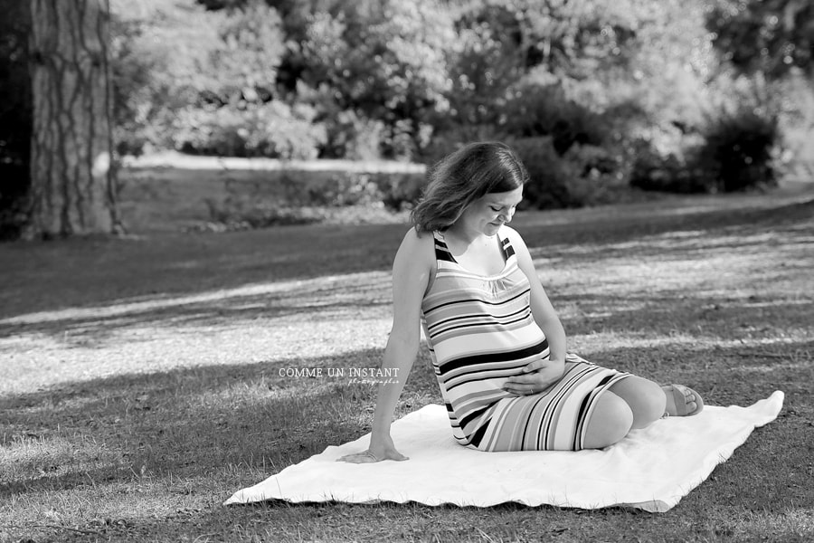 reportage photographe grossesse en extérieur - photographe professionnelle noir et blanc - grossesse - femme enceinte habillée - shooting à domicile femme enceinte en centre ville de Cergy Pontoise (95100 Val d'Oise 95) et sa région