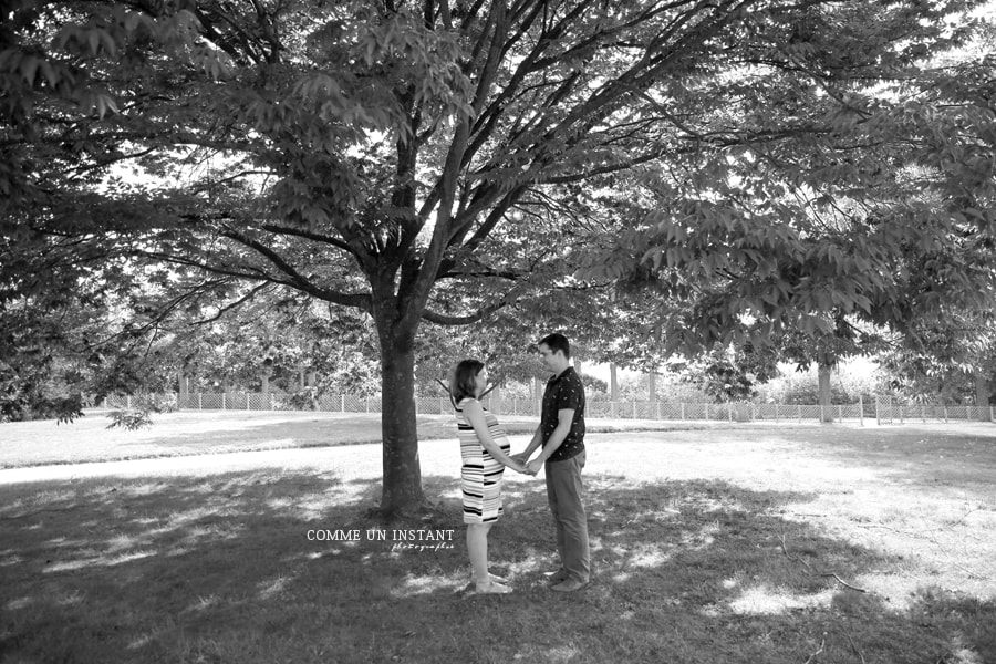 noir et blanc, photographie femme enceinte habillée, photographe pro pour grossesses, grossesse, amour, photographe professionnelle grossesse en extérieur