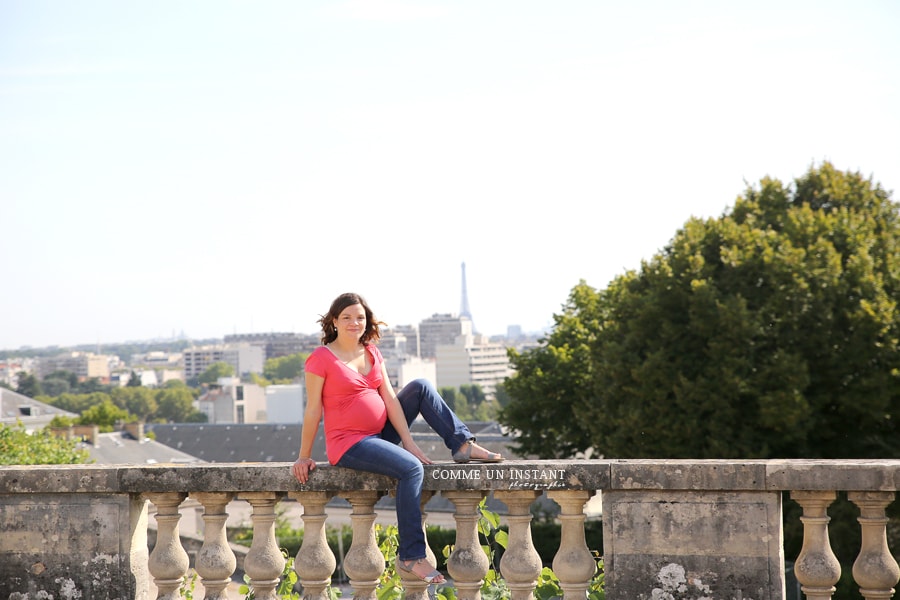 photographe pro de femmes enceintes en plein coeur de Paris 75 et sa région du côté de la Tour Montparnasse et des Champs Elysées, grossesse en extérieur, reportage photographe femme enceinte habillée, reportage photographe grossesse