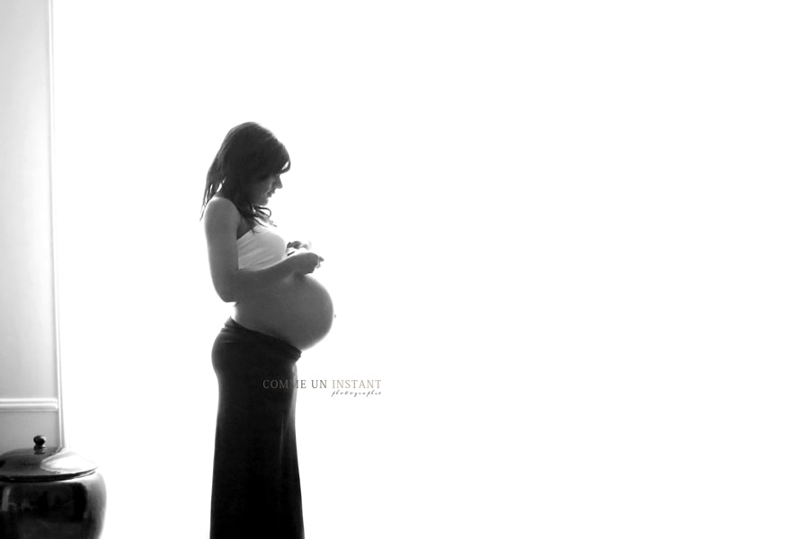 grossesse métisse, shooting à domicile grossesse ventre nu, reportage photographe noir et blanc, photographe pro de grossesse en centre ville de Paris 75 et sa région proche des Champs de Mars, photographie femme enceinte peau noire, photographie grossesse studio