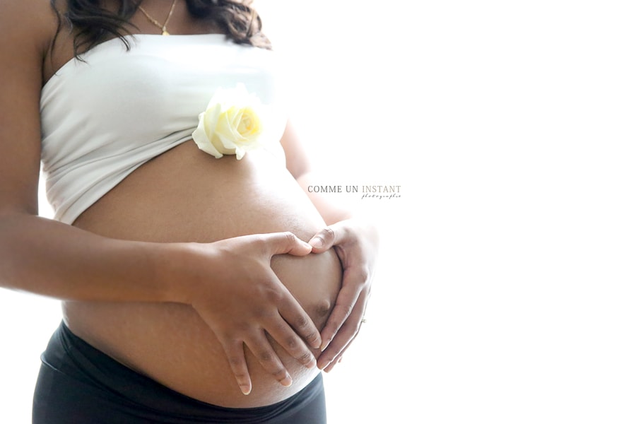 photographe pro de grossesses a Paris 75 et sa région du côté du Panthéon, des Invalides et du Pont des Arts, shooting grossesse métisse, shooting à domicile femme enceinte peau noire, reportage photographe grossesse studio, grossesse ventre nu