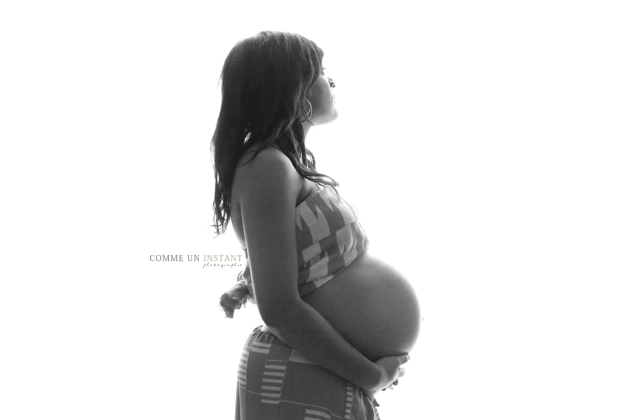 shooting à domicile grossesse studio - photographe à domicile femme enceinte en centre ville de Paris 75 tout près des Invalides - photographe professionnelle grossesse ventre nu - noir et blanc - shooting à domicile grossesse métisse - femme enceinte peau noire