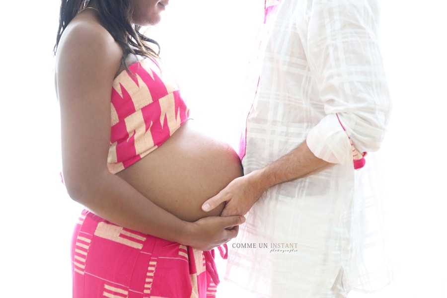photographe femme enceinte - photographe à domicile femme enceinte peau noire - photographe professionnelle famille métis - shooting à domicile grossesse studio - grossesse ventre nu