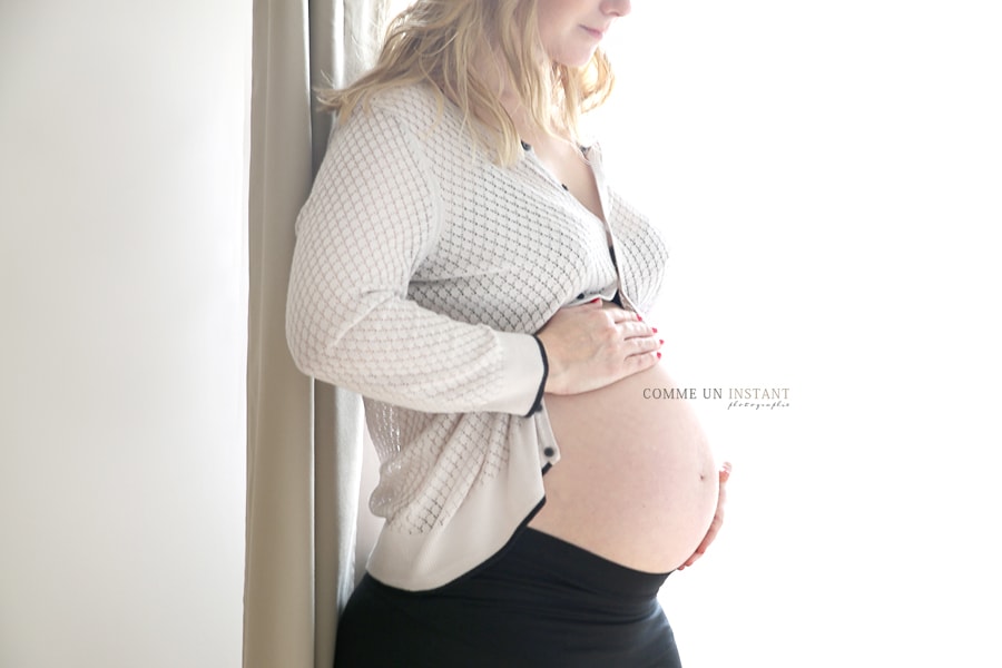 ventre nu, photographe à domicile grossesse, photographe a domicile de grossesses a Paris 75 tout près des Tuileries, photographe femme enceinte habillée, grossesse studio