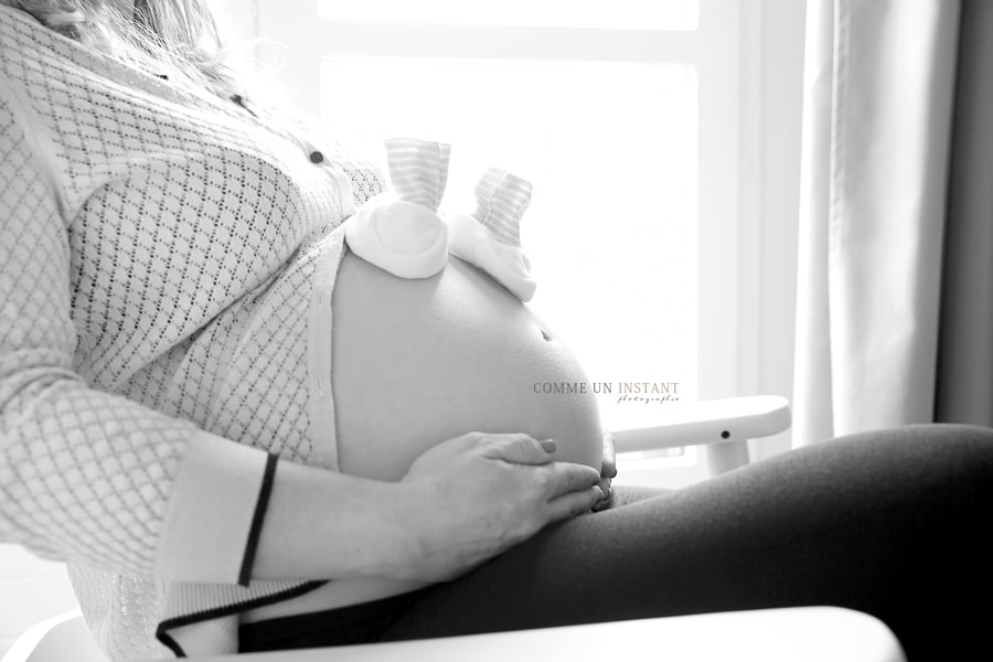 photographe professionnelle noir et blanc - reportage photographe grossesse studio - shooting à domicile de femmes enceintes sur Paris 75 et sa région proche du Panthéon - grossesse - femme enceinte habillée