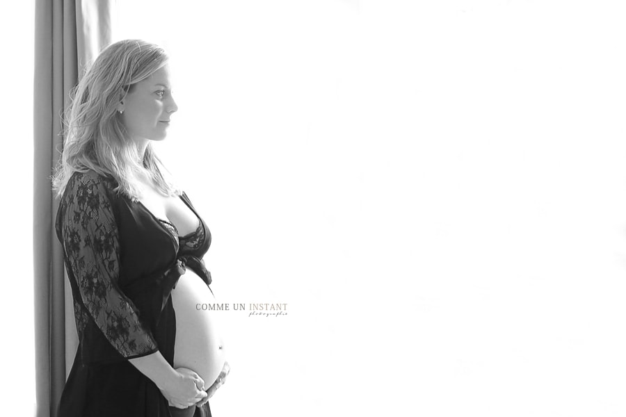 photographe professionnelle femme enceinte habillée - shooting pour grossesse a Paris 75 tout près des Champs Elysées et des Champs de Mars - photographe ventre nu - noir et blanc - photographe professionnelle grossesse studio - photographe a domicile grossesse