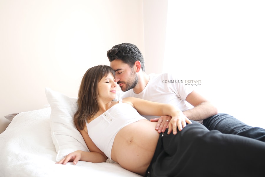 photographe à domicile femme enceinte habillée, shooting de femmes enceintes sur Paris 75 tout près du Panthéon et du Pont Alexandre III, grossesse ventre nu