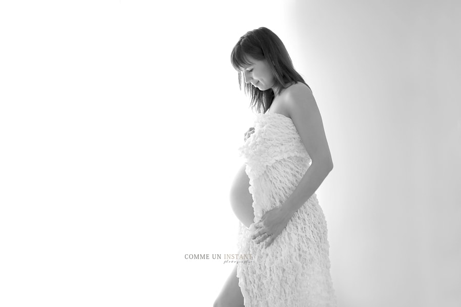 femme enceinte habillée - grossesse ventre nu - shooting grossesse studio - photographe professionnelle pour grossesses sur Paris 75 tout près des Champs Elysées