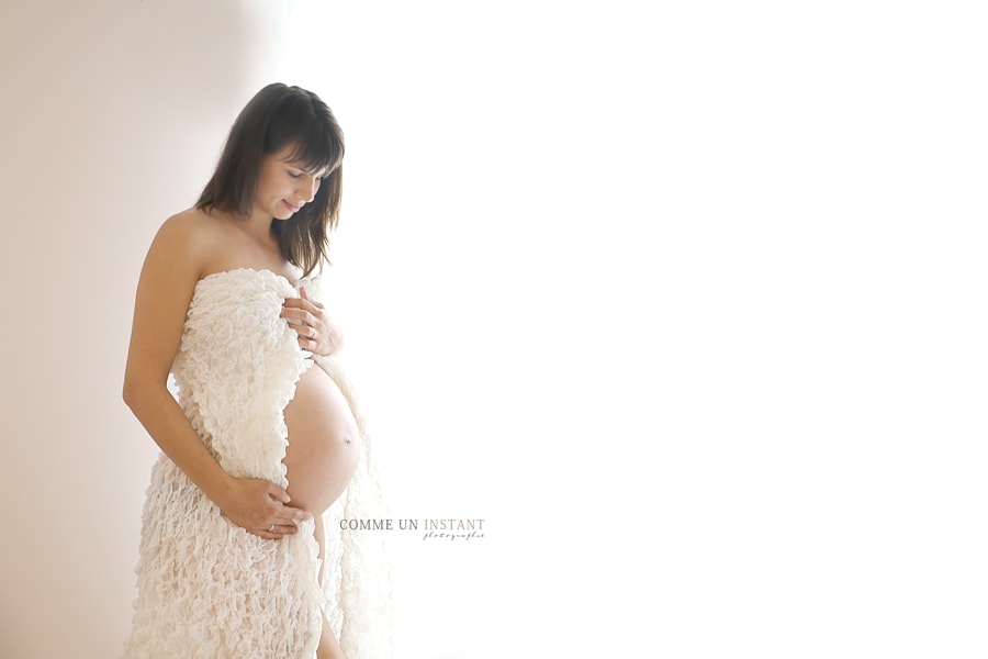 reportage photographe de femme enceinte sur Paris 75 du côté des Champs Elysées et du Pont Alexandre III, photographe pro grossesse studio, grossesse ventre nu, femme enceinte habillée