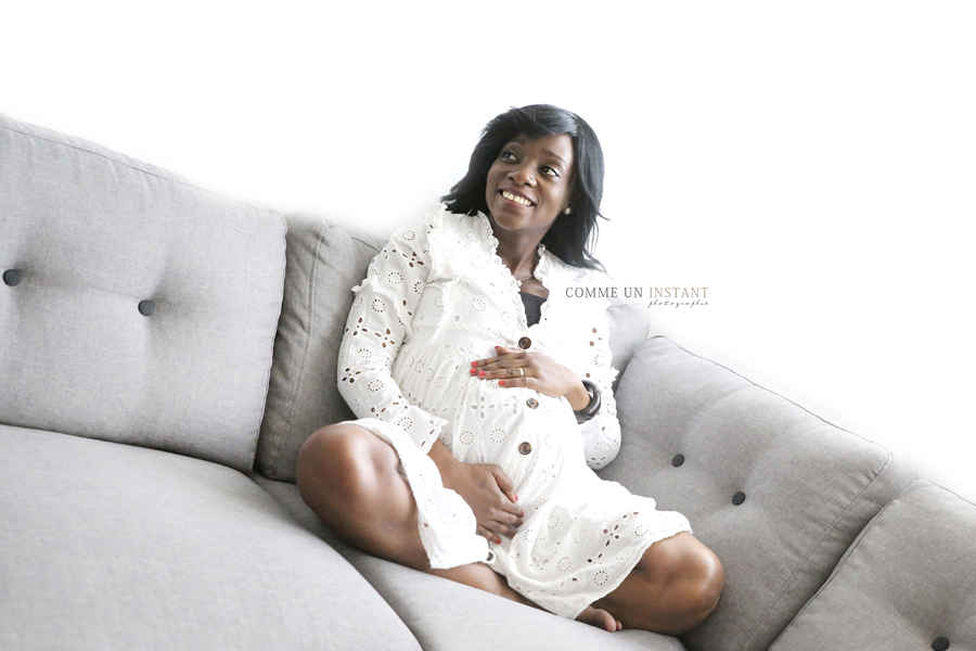 photographe à domicile grossesse - femme enceinte habillée - bébé studio - photographie grossesse - shooting bébé - femme enceinte peau noire - grossesse studio - famille studio