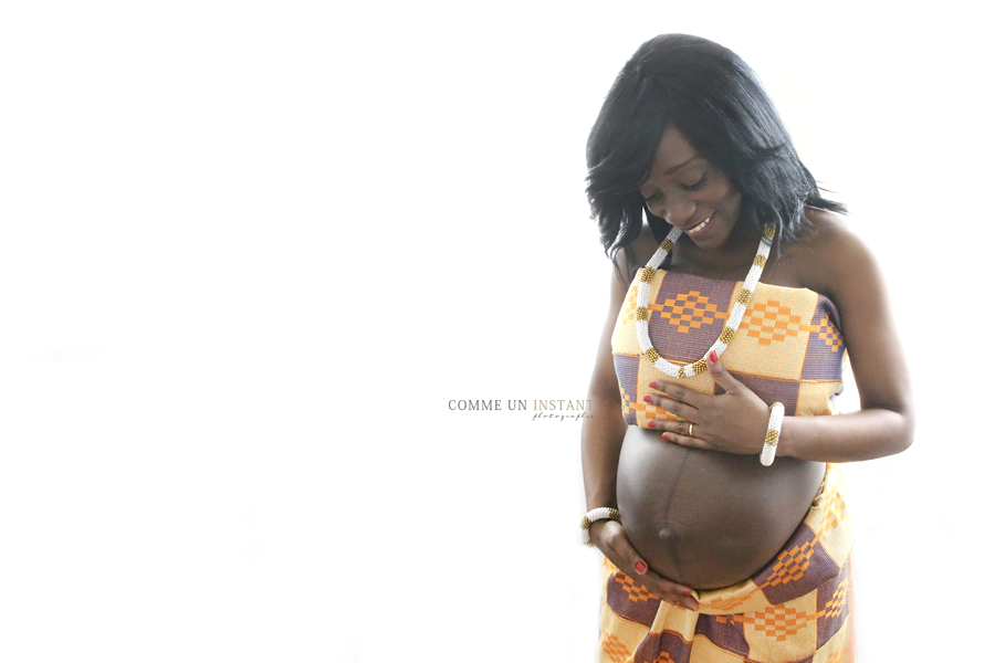 photographe professionnelle femme enceinte peau noire, grossesse studio, photographe pro de grossesses, grossesse, femme enceinte habillée, bébé