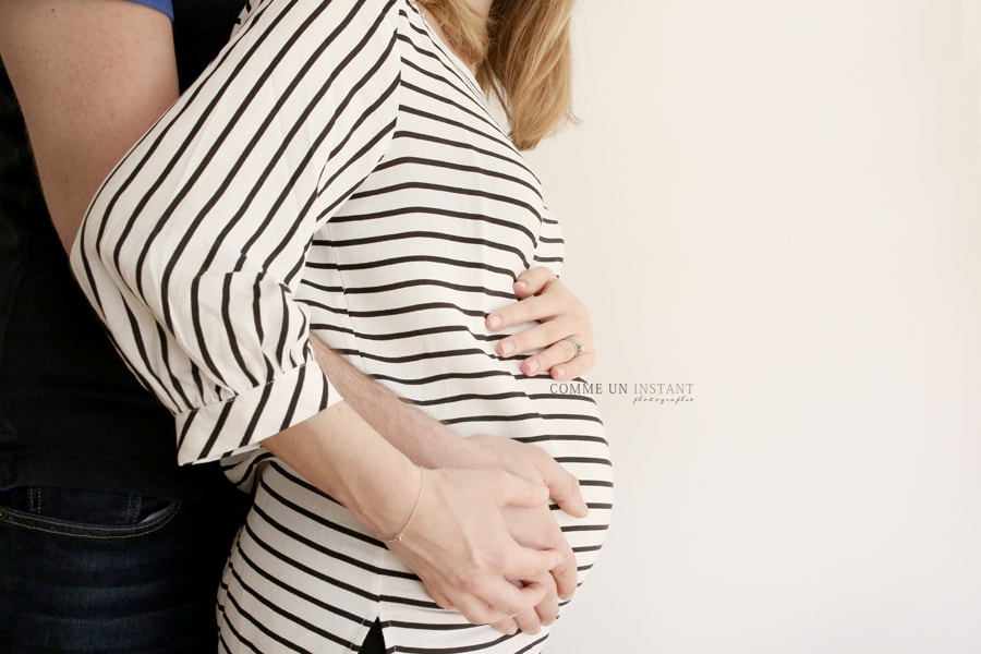 grossesse studio - amour - shooting pour grossesses sur Saint-Maur des Fossés (94100 Val de Marne 94) - femme enceinte habillée - photographe a domicile grossesse